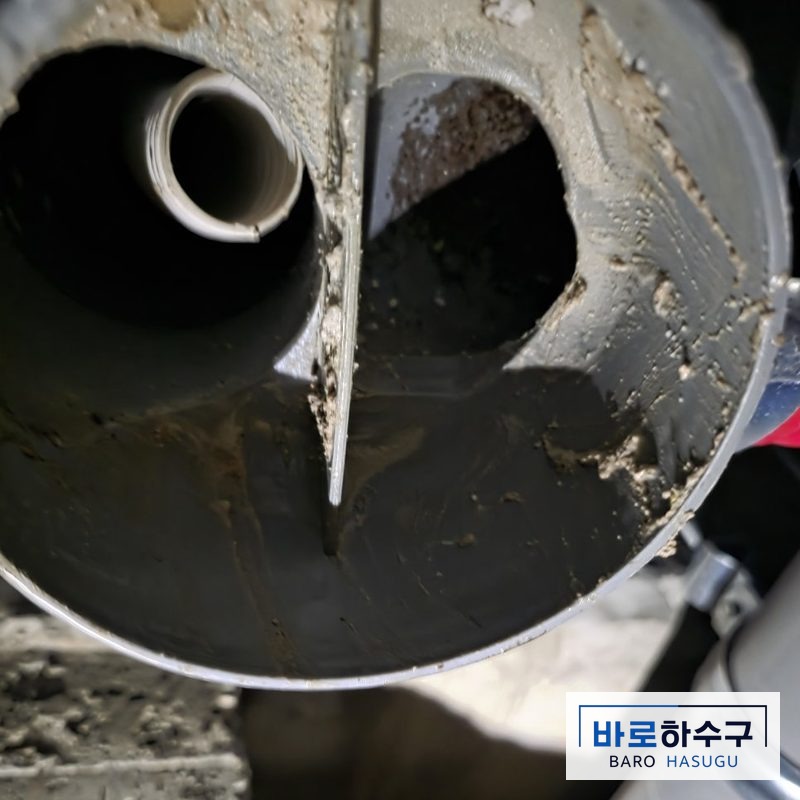 욕실 배관에서 굳은 시멘트를 꺼내 통로가 드러난 작업 후 (용인 현장)